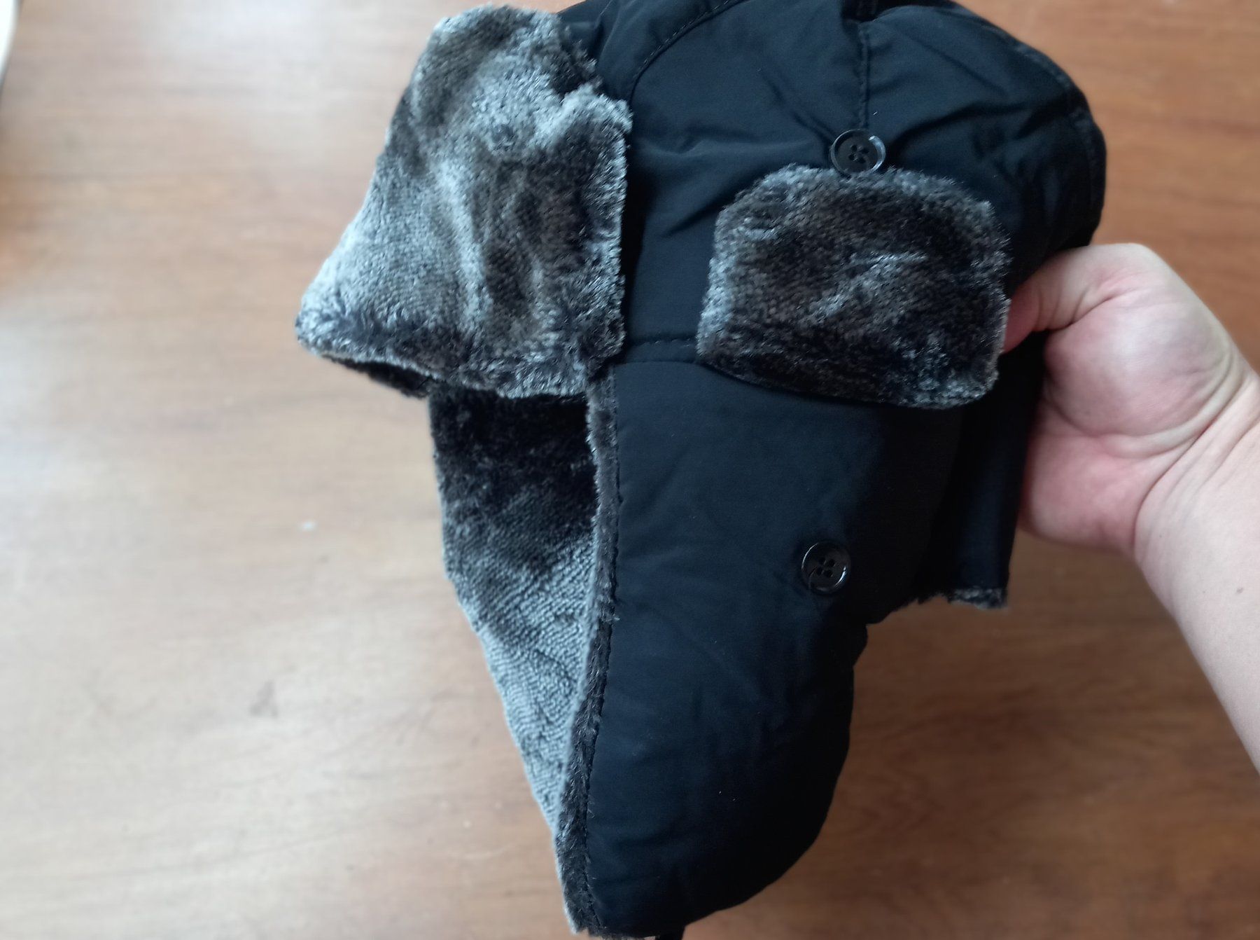 Copricapi, berretti & cappellini: Warme Winter Chapka schwarz - Chapka d'hiver – Nuovo e nell'imballaggio originale da Lausanne venduto da FASHION-WORLD-SHOP 1