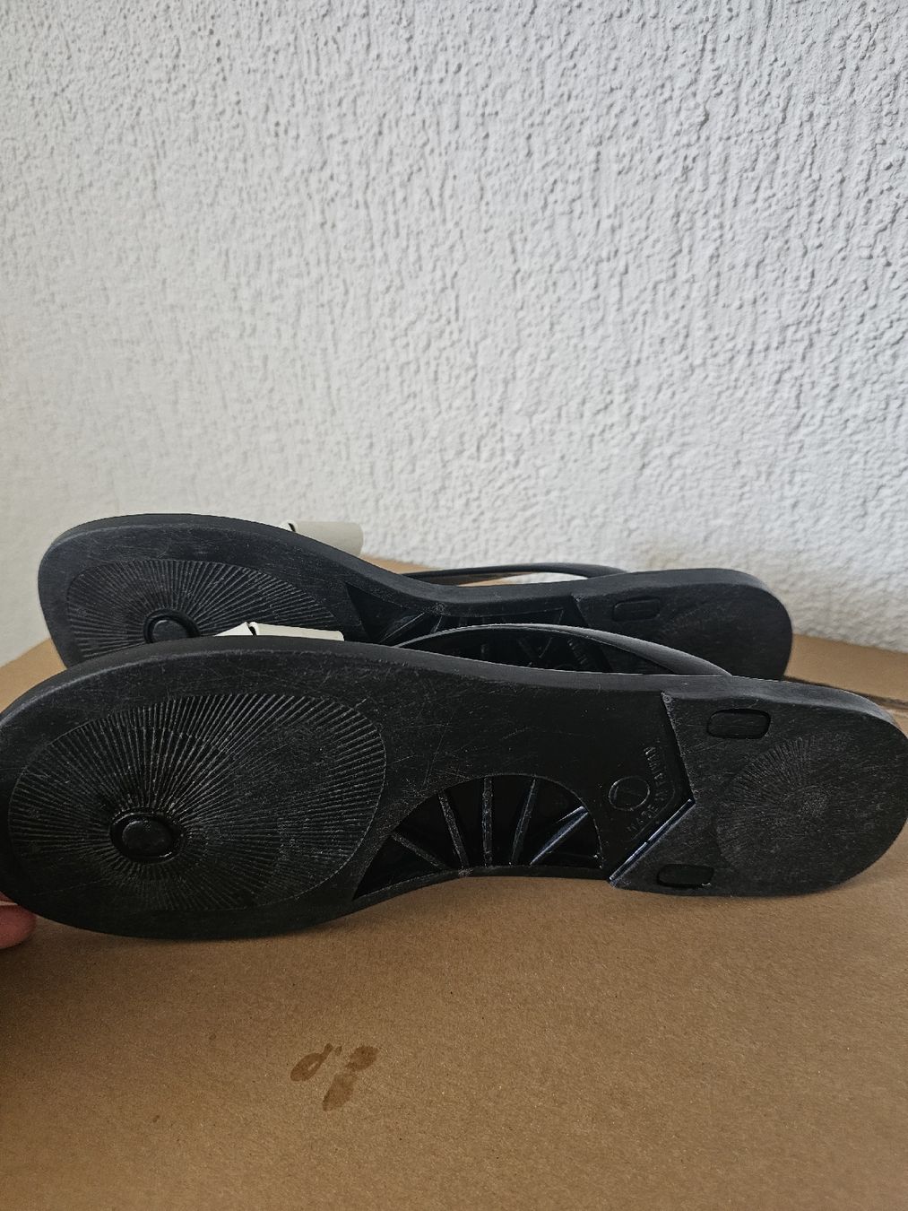Ted Baker Scarpe da donna: Ted Baker Flip-Flops mit Schleife – Grösse 40  – Usato da Zunzgen venduto da Fleksi 2