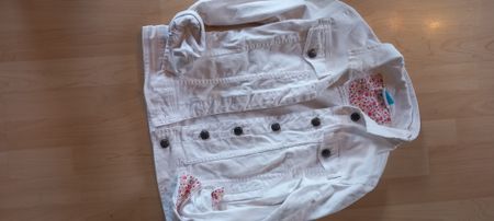 Weisse Jeansjacke mit Blümchenmuster, Grösse 36/38