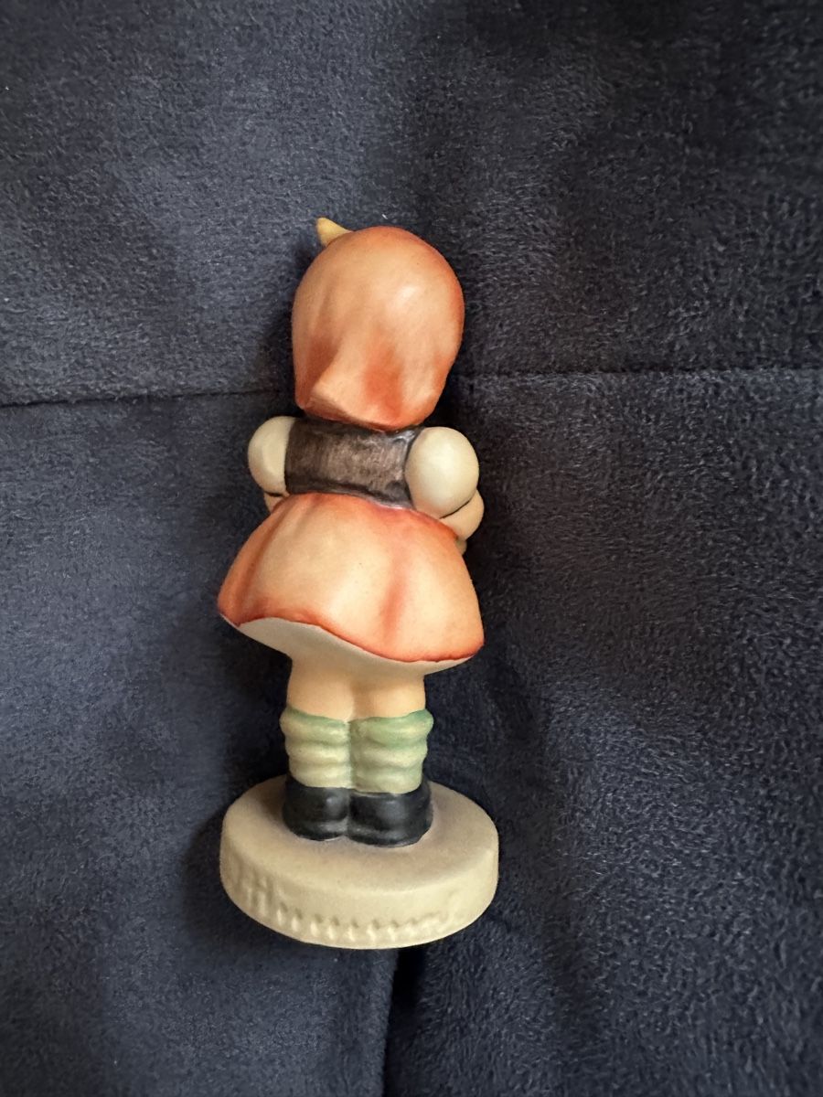 Alle Dekorationen: Hummel Figur Nr. 239/B, Mädchen mit einer Puppe – Gebraucht aus Brig von Invert 5