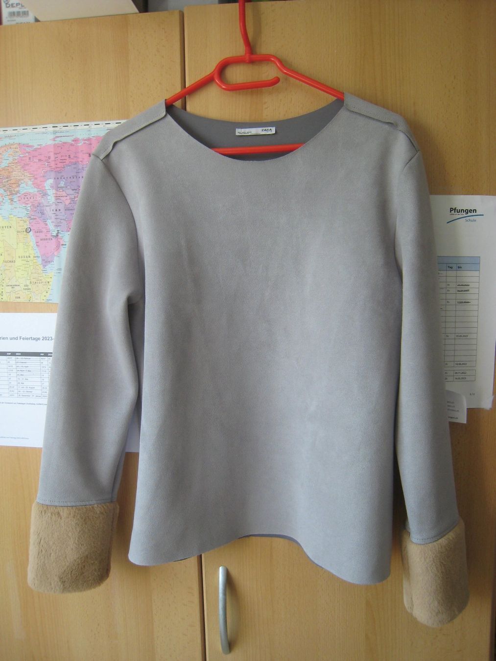 Zara Maglioni & Felpe: ZARA Oberteil Pullover Gr. L  grau mit Plüsch – Usato da Dättlikon venduto da Mamakuga 4
