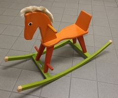FARBENFROHES *SCHAUKELPFERD* HOLZ/88 X 32/H 55/SITZ-H 29CM