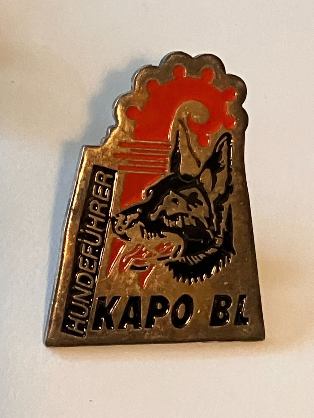 Plaquettes & Badges: 1 Pin Hundeführer Kapo BL Kantonspolizei – D'occasion à Basel par djwwpp