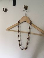 mittellange Kette aus Pfirsichsteinen und Muscheln