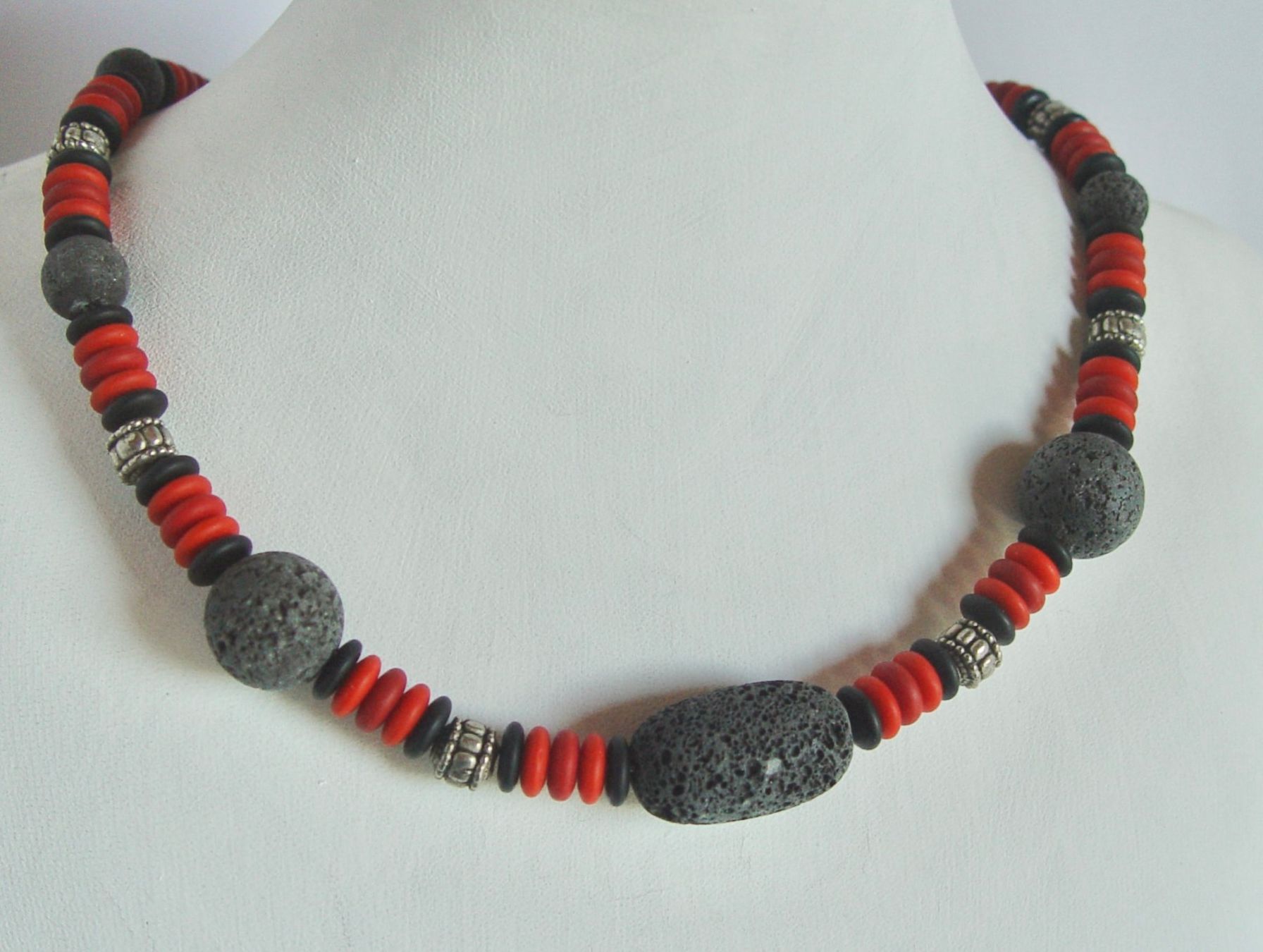 Ketten: Kette mit vintage Glasperlen und Lava – Gebraucht aus Henggart von gernli 1