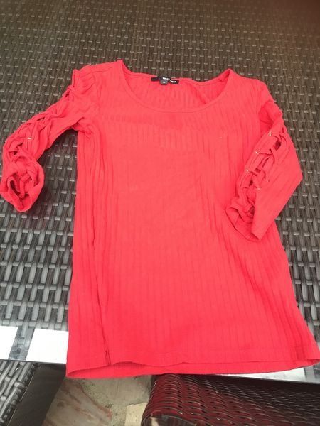 Pulls et sweat-shirts: Mädchen Sweatshirt rot XS – D'occasion à Bergdietikon par antovale 1