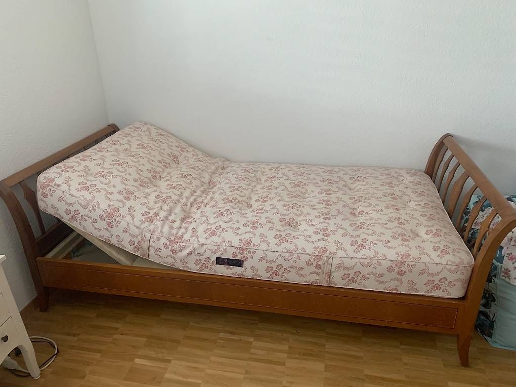Betten: Antikes Bett aus Holz  – Gebraucht aus Langenthal von bar_2znq 4