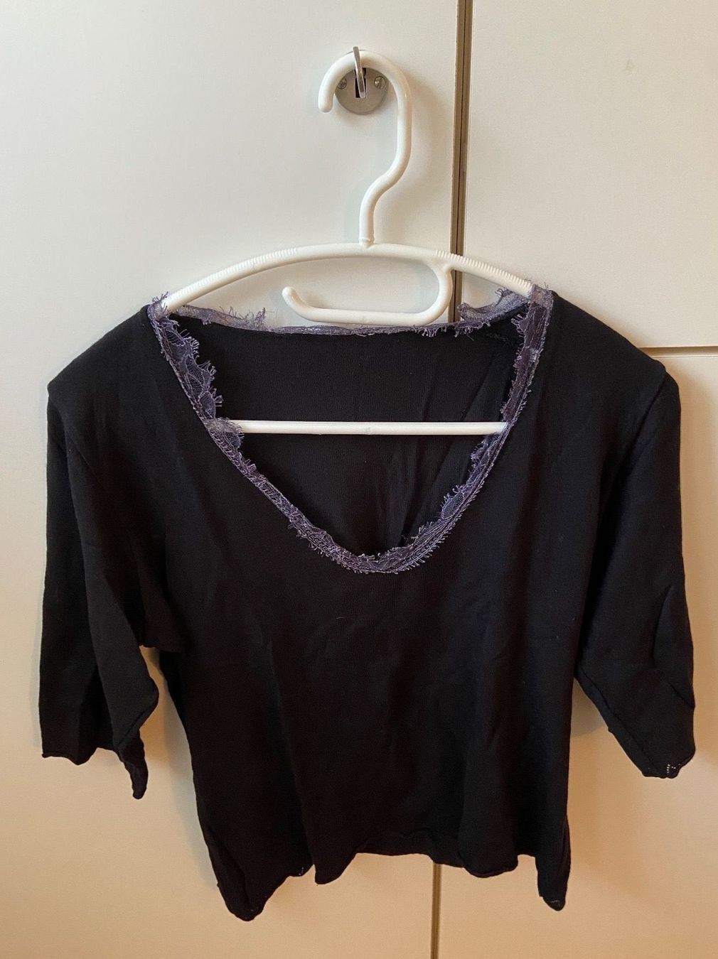 Tops: Top noir avec col orné en taille 38 – Gebraucht aus Veyrier von Leilazizou