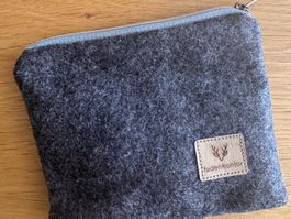 Handmade Wollfilz-Täschchen Dunkelbraun  – Grau