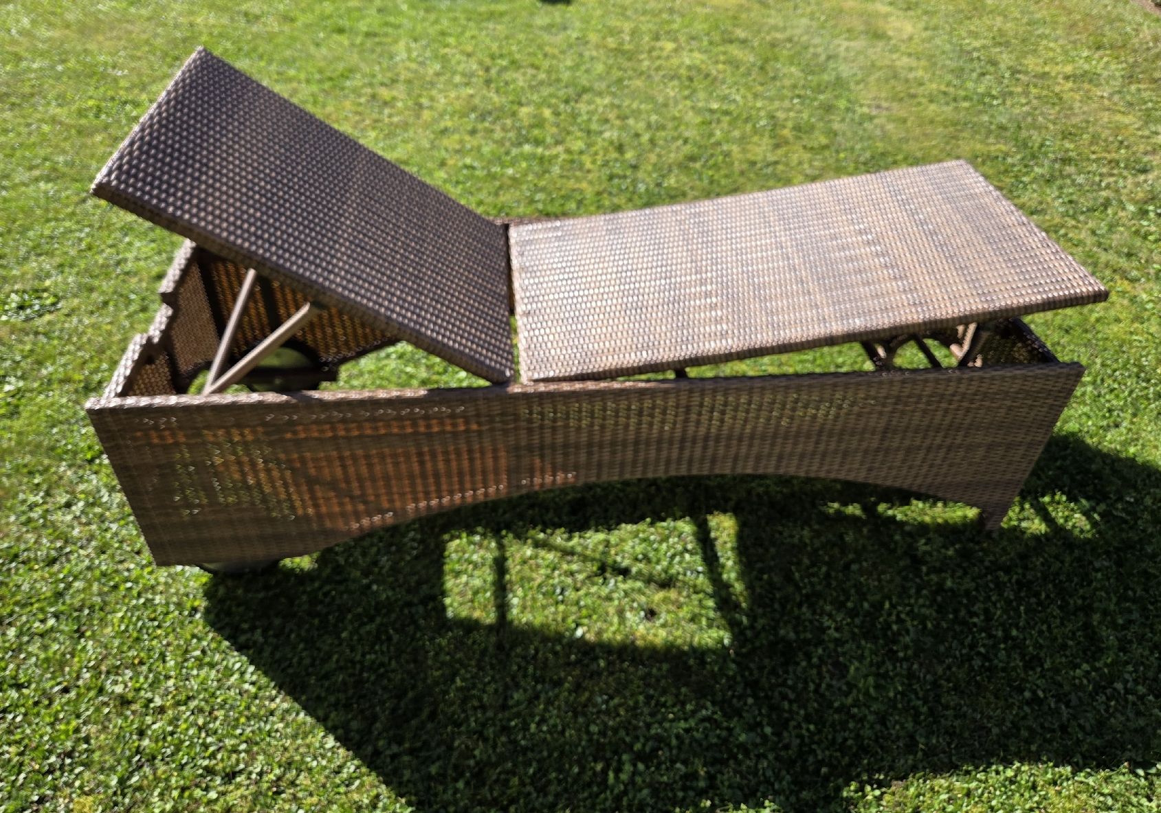 Liegen & Liegestühle: Rattan-Sonnenliege mit Rädern – Gebraucht aus Henau von Flawil61