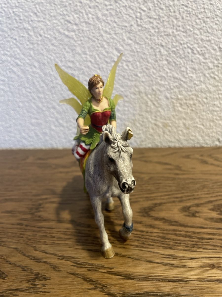 Schleich Statuette: Schleich Fee auf Pferd guter Zustand – Nuovo (secondo la descrizione) da Lyss venduto da Vandy19 5