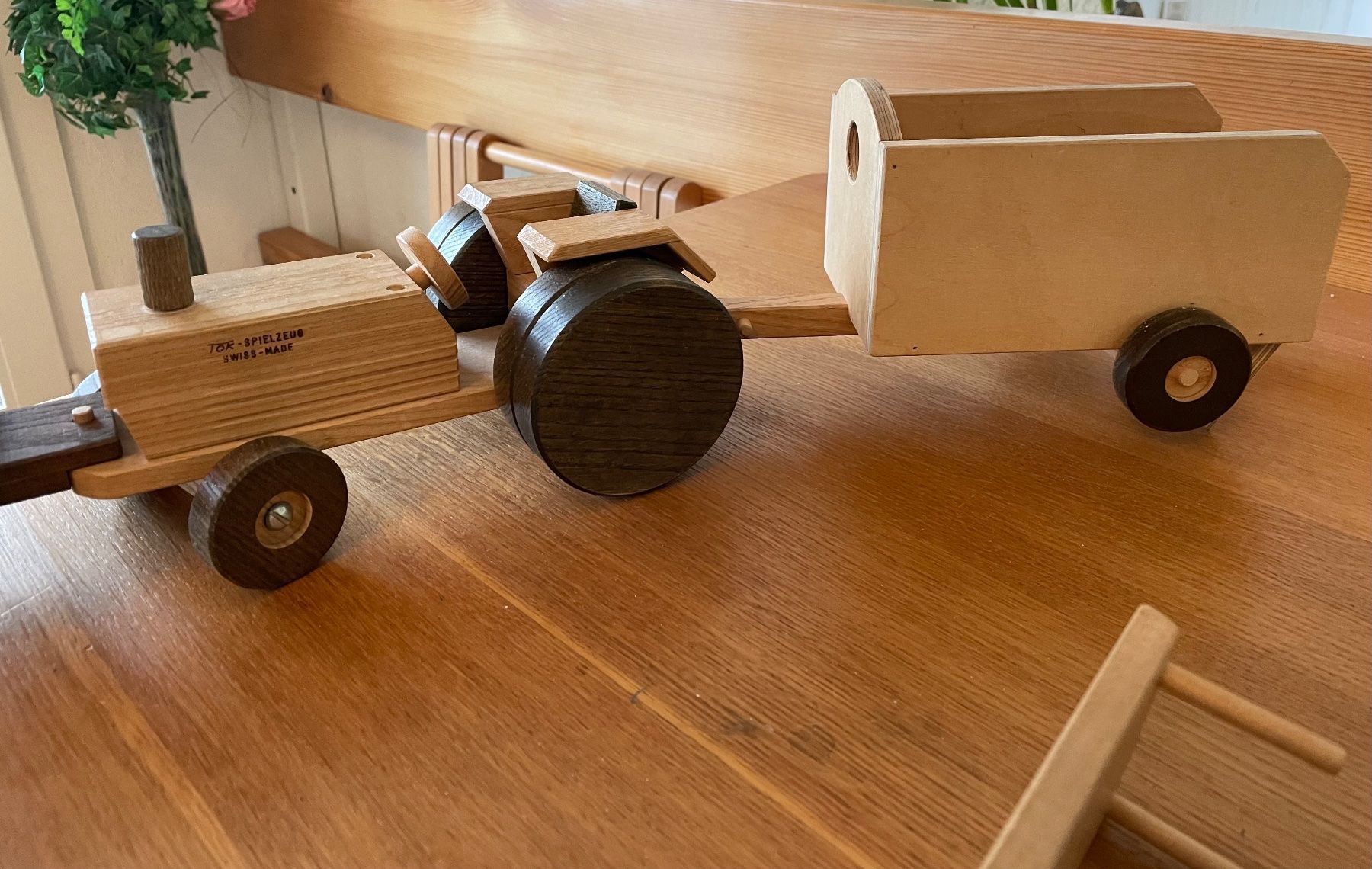 Spielzeuge: Holztraktor mit Anhänger – Gebraucht aus Wil/ZH von Wanja1 2