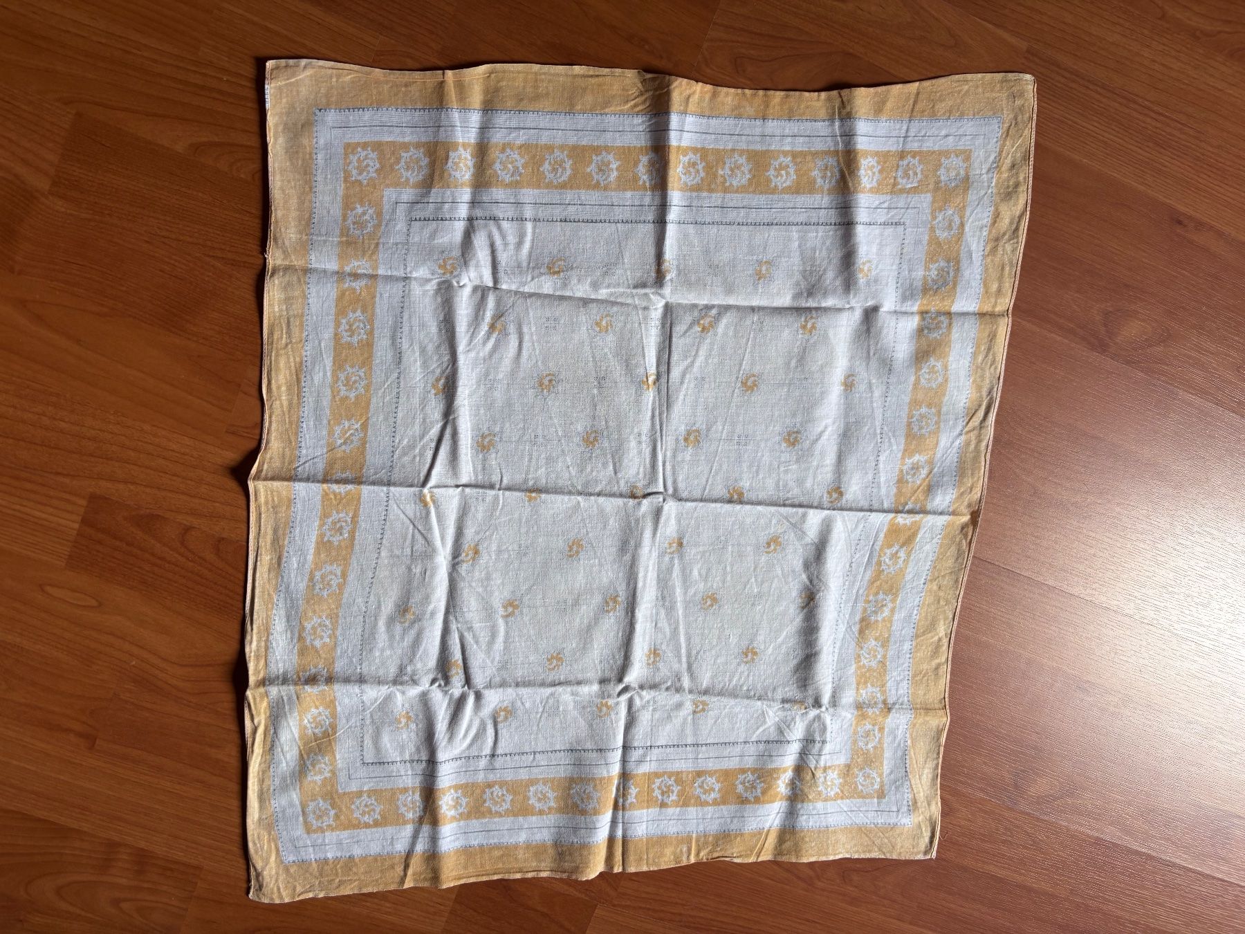 Foulard & Sciarpe: älteres Glarnertüechli weiss/gelb – Nuovo (secondo la descrizione) da Balsthal venduto da Uroby 1