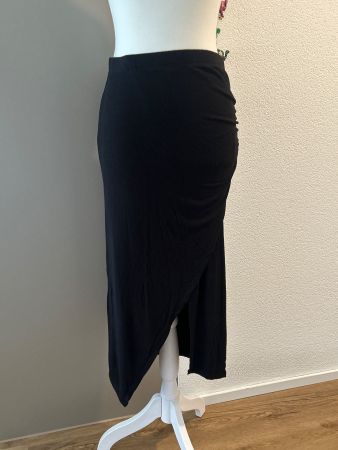 Rippstrick Rock asymmetrisch schwarz von Amisu Gr. 36