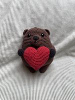 Gehäkelter Bär mit Herz, Amigurumi