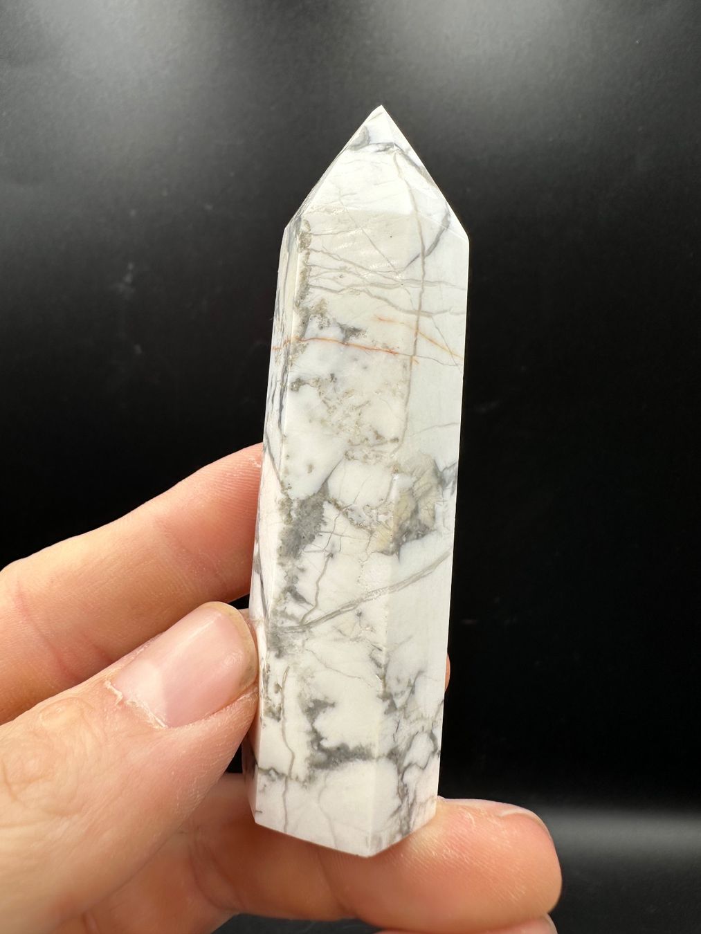 Minerali & Pietre curative: Weisser Howlith Obelisk, Spitze – Nuovo e nell'imballaggio originale da Männedorf venduto da Handschmeichler 1