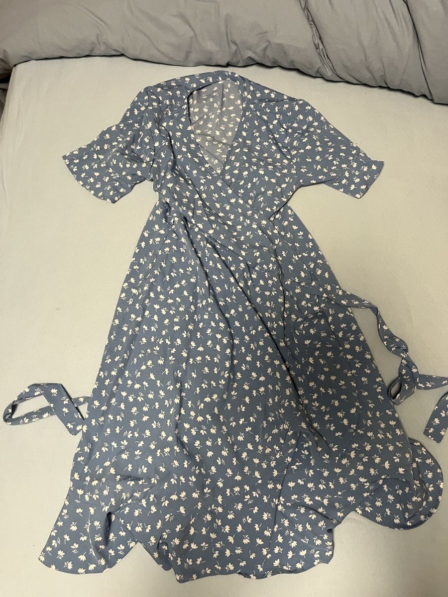 Robes: Wickelkleid blau mit Blumenmuster – D'occasion à Romanshorn par Luette19