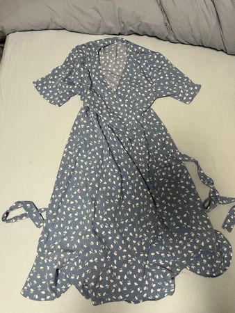 Wickelkleid blau mit Blumenmuster