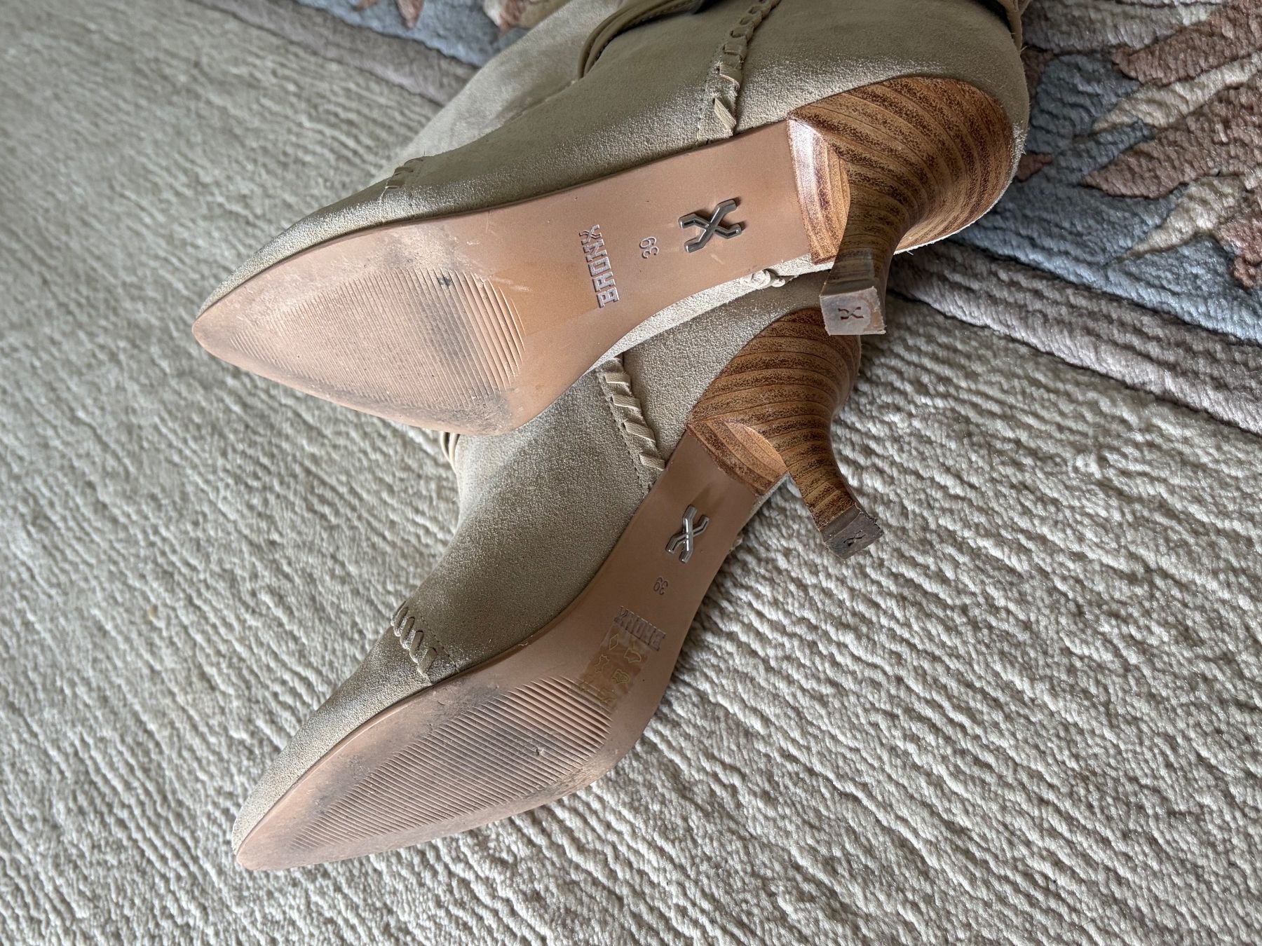 Damenschuhe: Stiefel Wildleder beige – Neu (gemäss Beschreibung) aus Luzern von Chiara.9 5