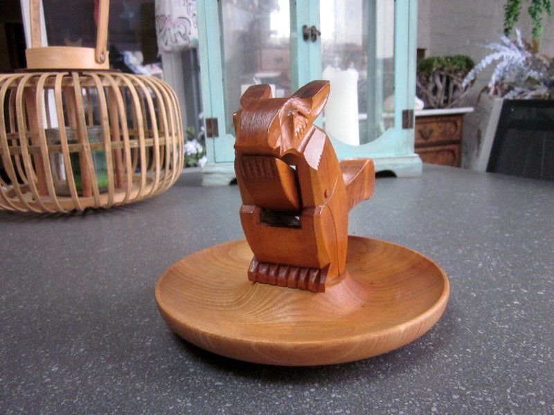Elettrodomestici da cucina: Vintage Eichhörnchen Nussknacker mit Schale aus Holz – Usato da Bischofszell venduto da raika 4