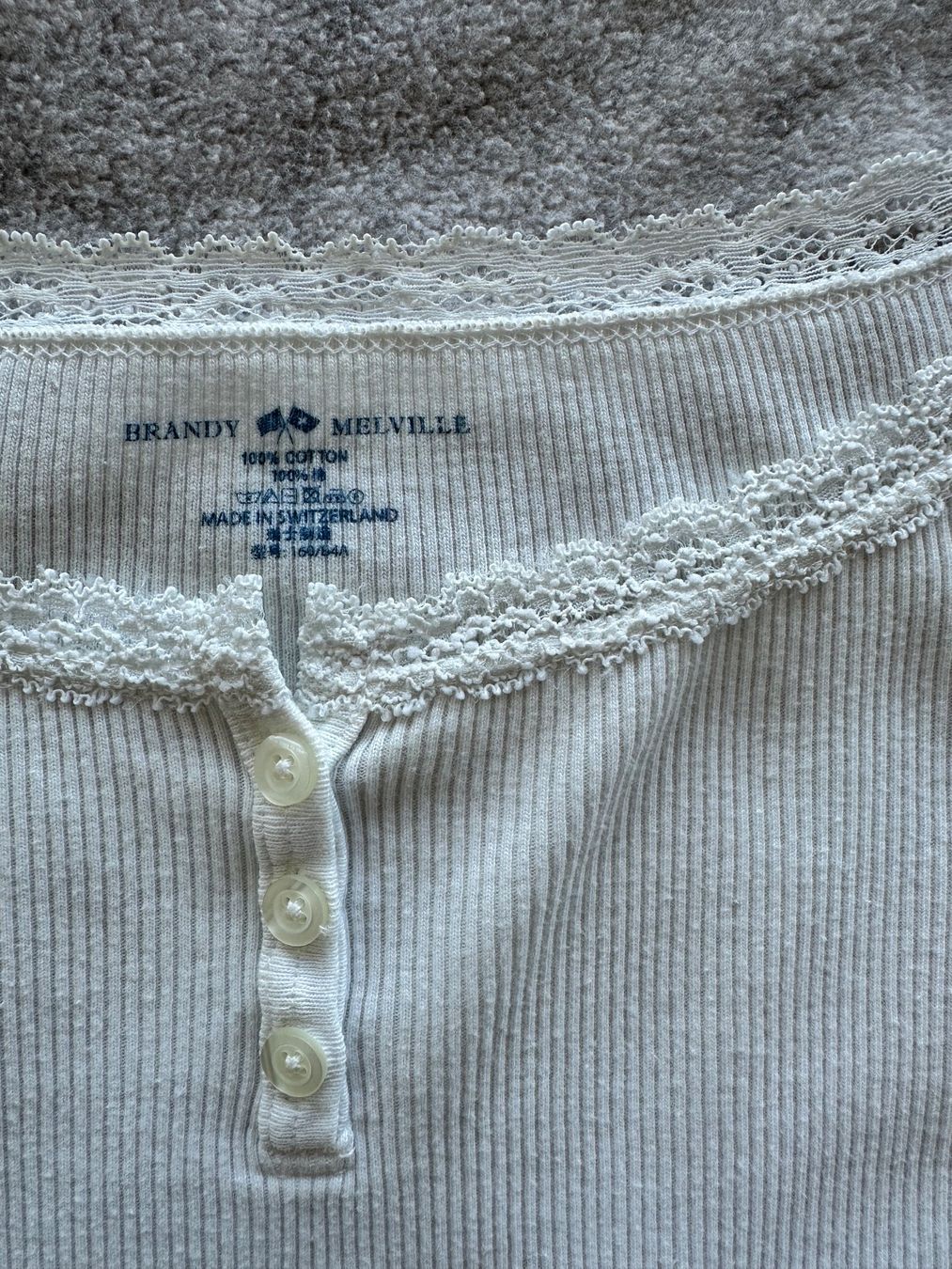 Brandy Melville Top: Brandy Melville white top - One Size – Nuovo (secondo la descrizione) da Dübendorf venduto da ayl_t992 1