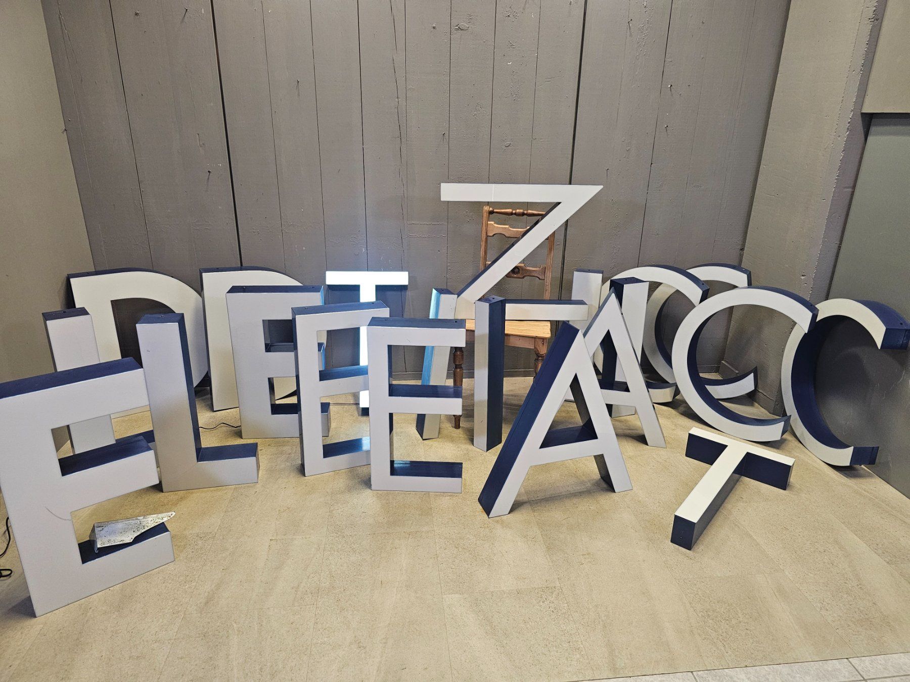 Lampade: I. / - Leuchtbuchstabe Lightbox Leuchtreklame mit LED 1/2 – Usato da Nottwil venduto da Wondewa-Shop 7