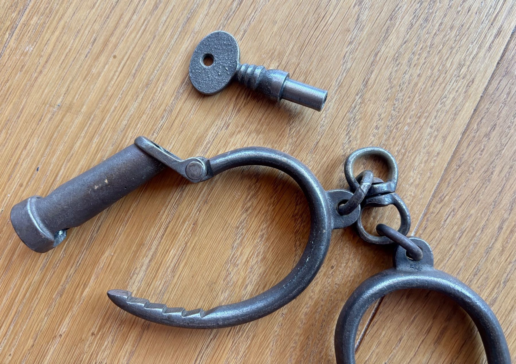 Sonstiges für Firmenanlässe & Parties: Originale antike geschmiedete Handschellen, Handfesseln – Gebraucht aus Lüchingen von Eeizo 8
