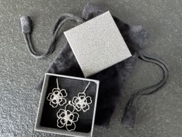 Silbernes Blumenschmuck-Set, Anhänger und Ohrringe, Neu