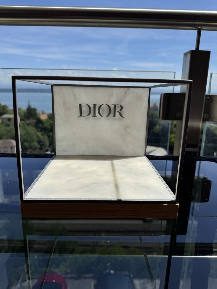 Tutte le decorazioni: Présentoir Dior effet marbre et métal cage – Nuovo (secondo la descrizione) da Neuchatel venduto da mar_9blm