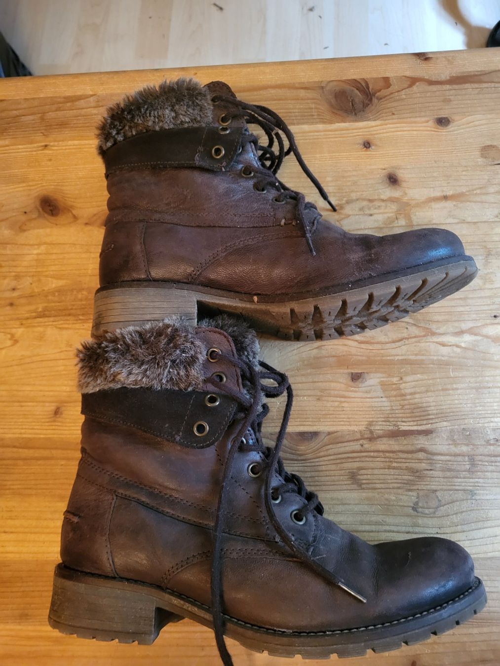 Scarpe da donna: Braune Boots mit Fell, Grösse 37 – Usato da Guggisberg venduto da Aegertenlehn 2