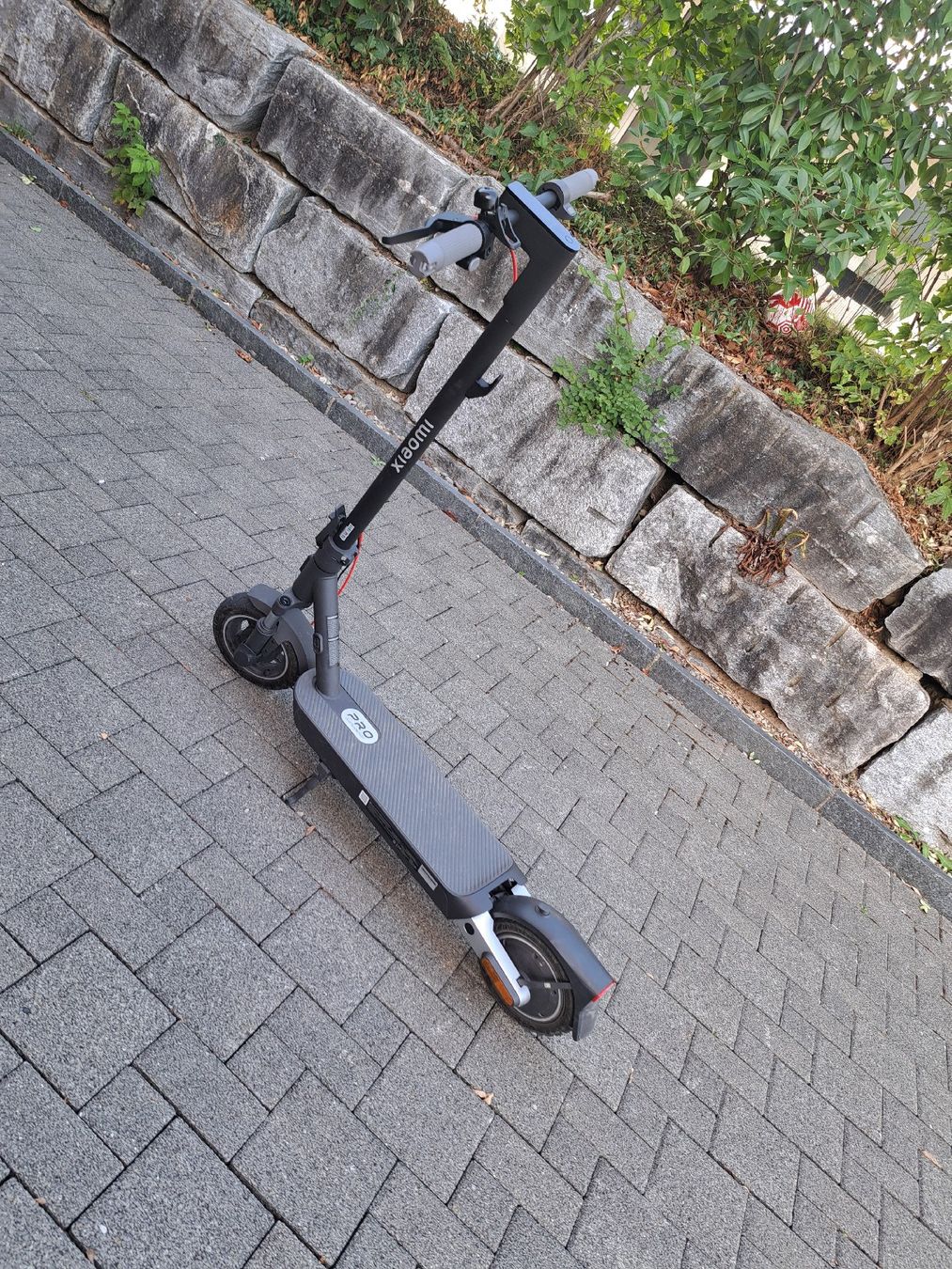 Veicoli elettrici: xiaomi 5 Pro e-scooter grau/schwarz mit Ladekabel – Usato da Niederlenz venduto da Kaefer-Kroetchen 4