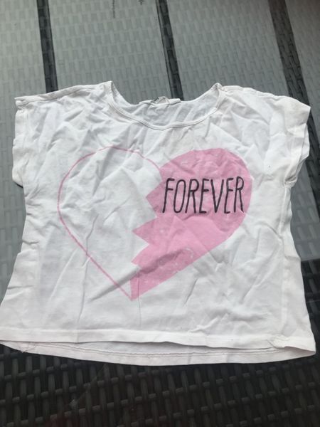Blusen, T-Shirts & Tops: Mädchen T-Shirt 134 / 140 – Gebraucht aus Bergdietikon von antovale