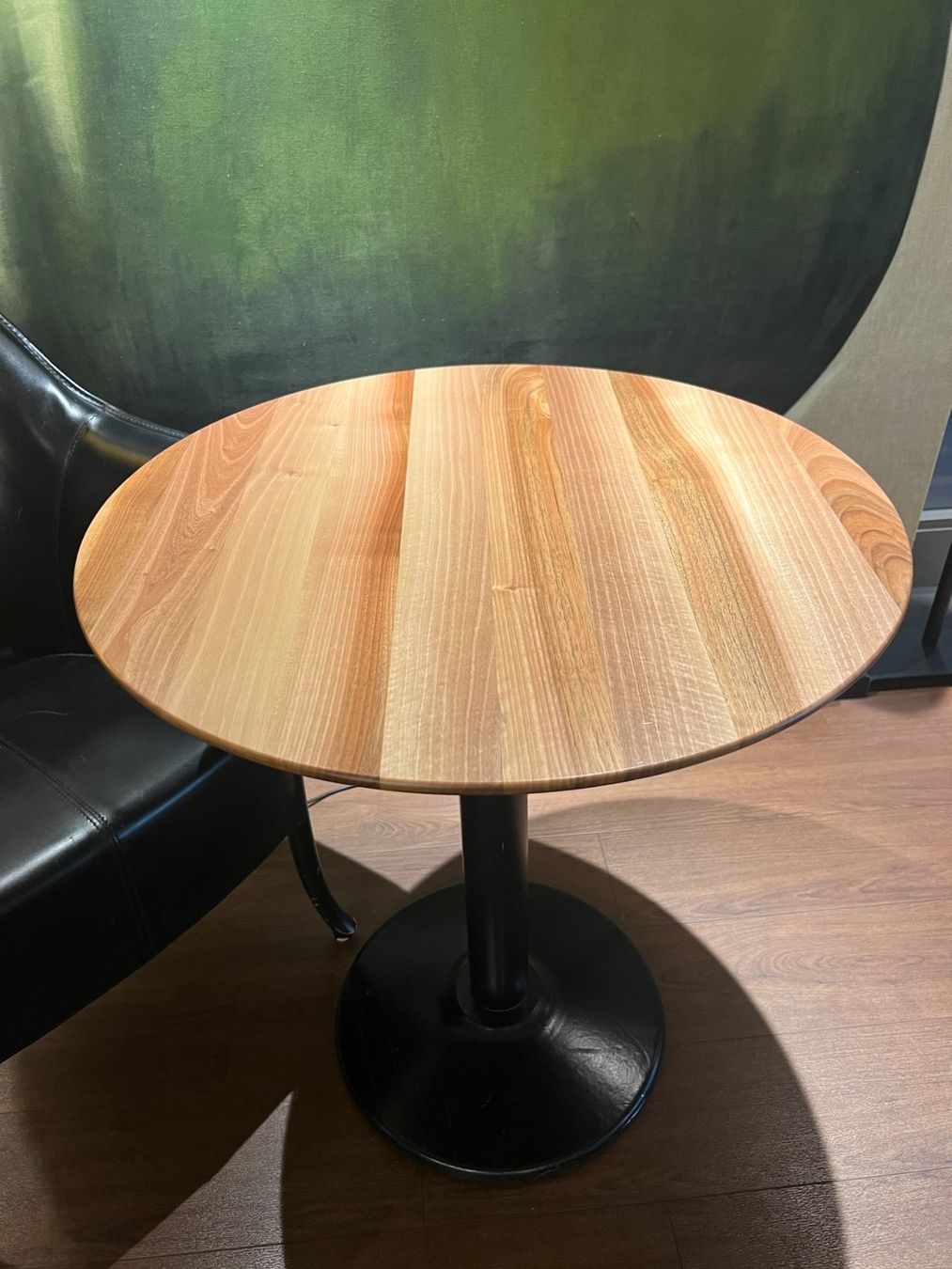Tische: Schöner Bistrotisch Nussbaum mit Metallfuss – Gebraucht aus Zürich von susanna09