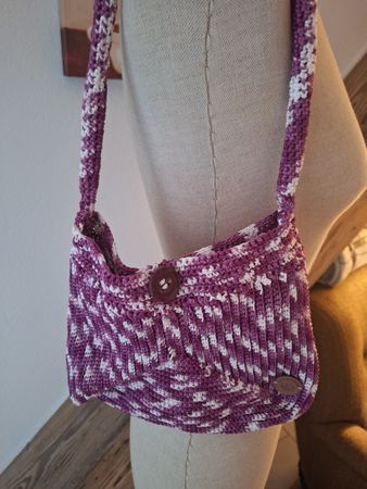 Lila-weisse Handtasche, gestrickt, mit Knopf - Herbst