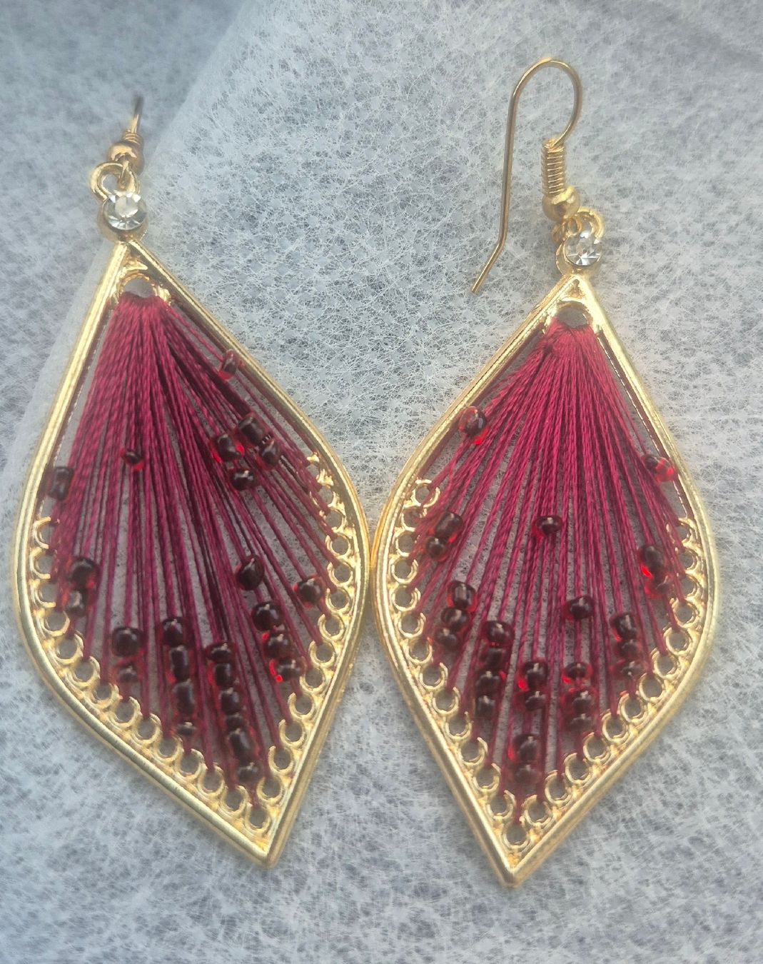 Ohrringe & -stecker: Orecchini da donna pendenti color oro con filo rosso – Gebraucht aus Giubiasco von Stefaniav 2
