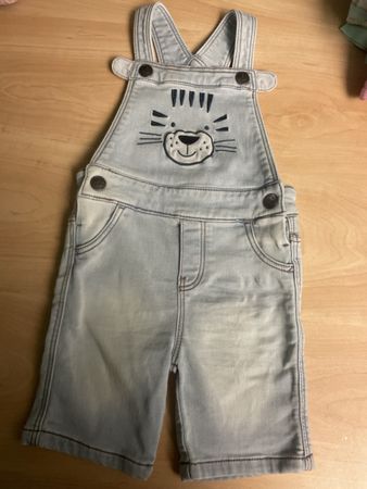 Kinder Jeans Latzhose kurz mit Tiger-Applikation, Gr 92