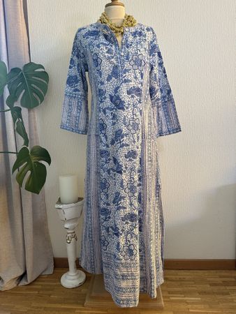 Robe longue d'été en coton imprimé bleu et blanc RuVédique 3