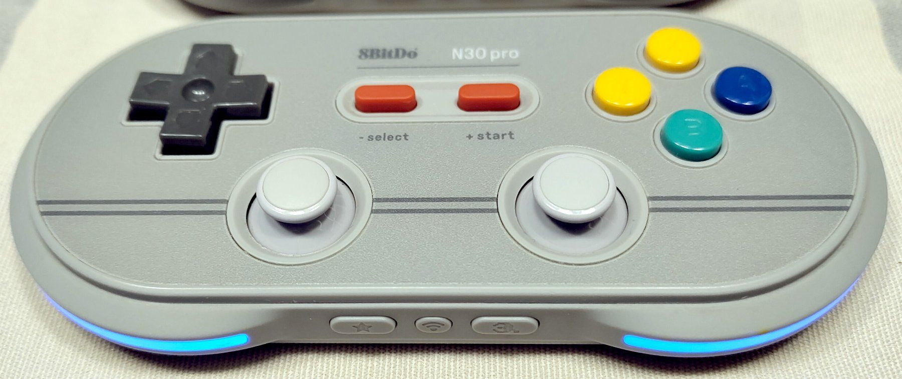 8BitDO Manettes: 2x 8BitDo N30 Pro 2 Controller SNES-Design (USB-C/Bluetooth) – D'occasion à Niederhasli par N.Dahn 1