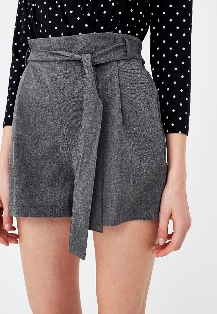 Pantaloni: Grey belted summer shorts – Nuovo (secondo la descrizione) da solothurn venduto da mil_ja.t