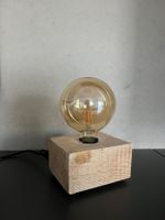 Lampada di design in legno grezzo
