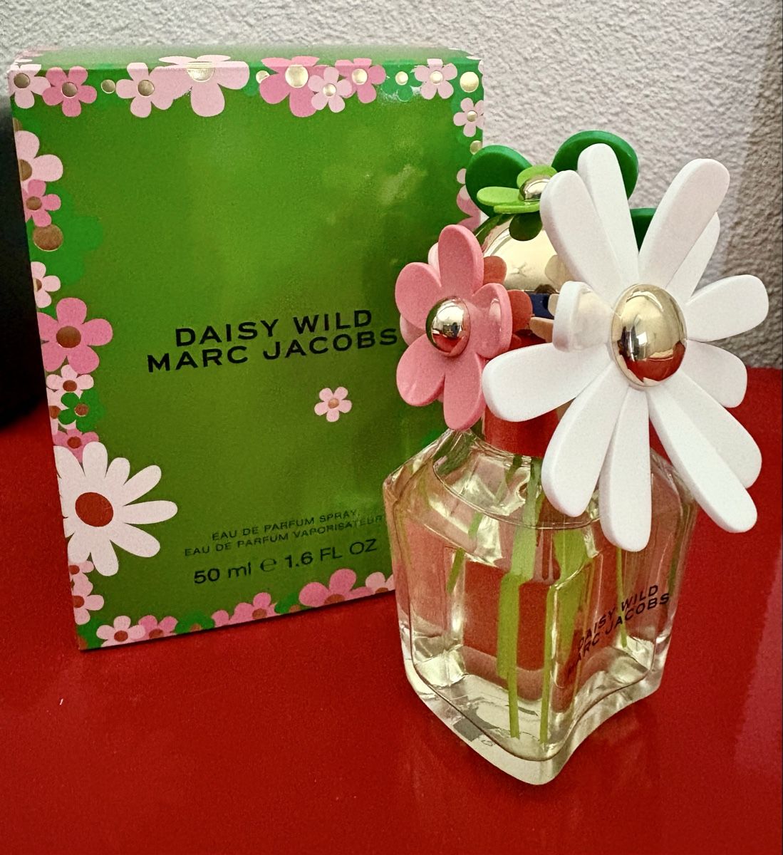 Marc Jacobs Profumi & Eau de Toilette: DAISY WILD Eau de Parfum von Marc Jacobs, 50 ml   – Nuovo (secondo la descrizione) da Münchenbuchsee venduto da Dolo10
