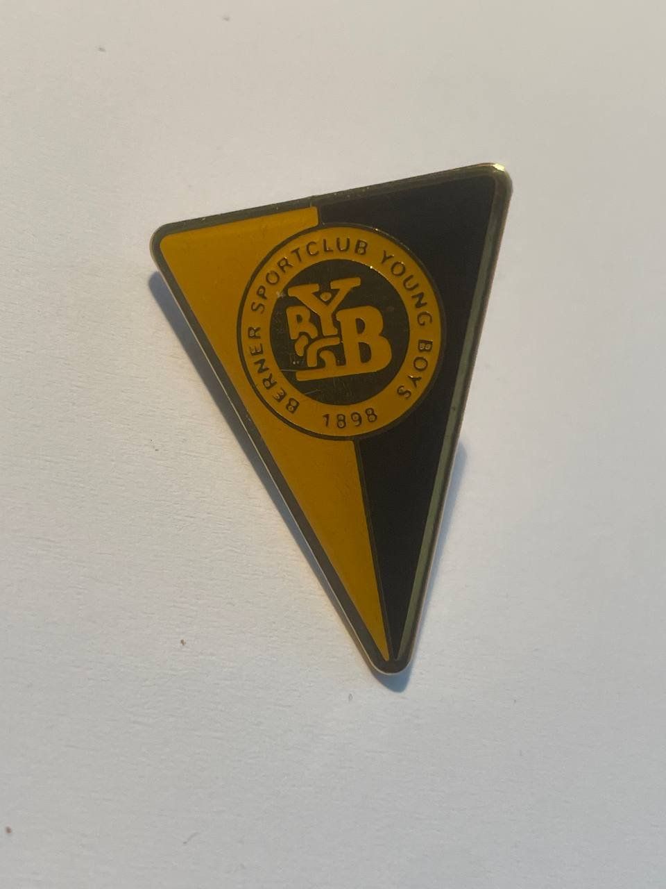 Placchette & Badge: 18. Pin - Young Boys Bern – Usato da Luzern venduto da Irek 1