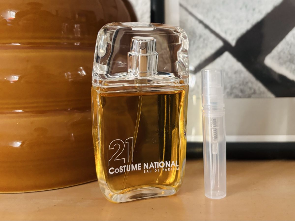 Profumi & Eau de Toilette: 21 Parfum Costume National 1.5ml – Usato da Bern venduto da Nspc