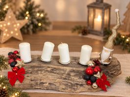 Adventskranz aus Holz mit vier Kerzen weihnachtlich