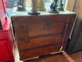Vintage Reisetruhe aus Leder mit Metallbeschlägen | LIQUIDAT
