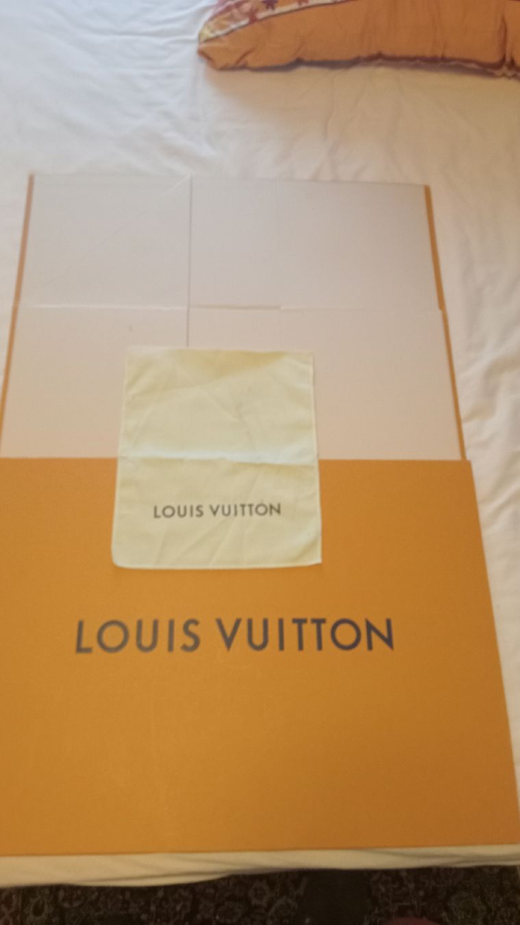 Autres décorations & accessoires: Louis Vuitton Box und Staubbeutel mit Logo – D'occasion à Wallisellen par DucanIntertribal