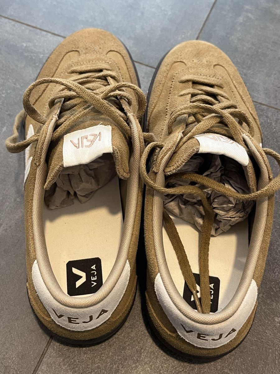 Veja Scarpe da uomo: Sneakers Veja  T.45 en daim camel - neuves – Nuovo e nell'imballaggio originale da BREMBLENS venduto da Lafoudre 1