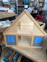 Puppenhaus aus Holz mit roten Dachsteinen