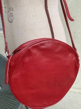 Superbe petit sac en CUIR ARTISANAL rouge bandoulière rond
