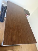 Brauner Schreibtisch mit Stauraum